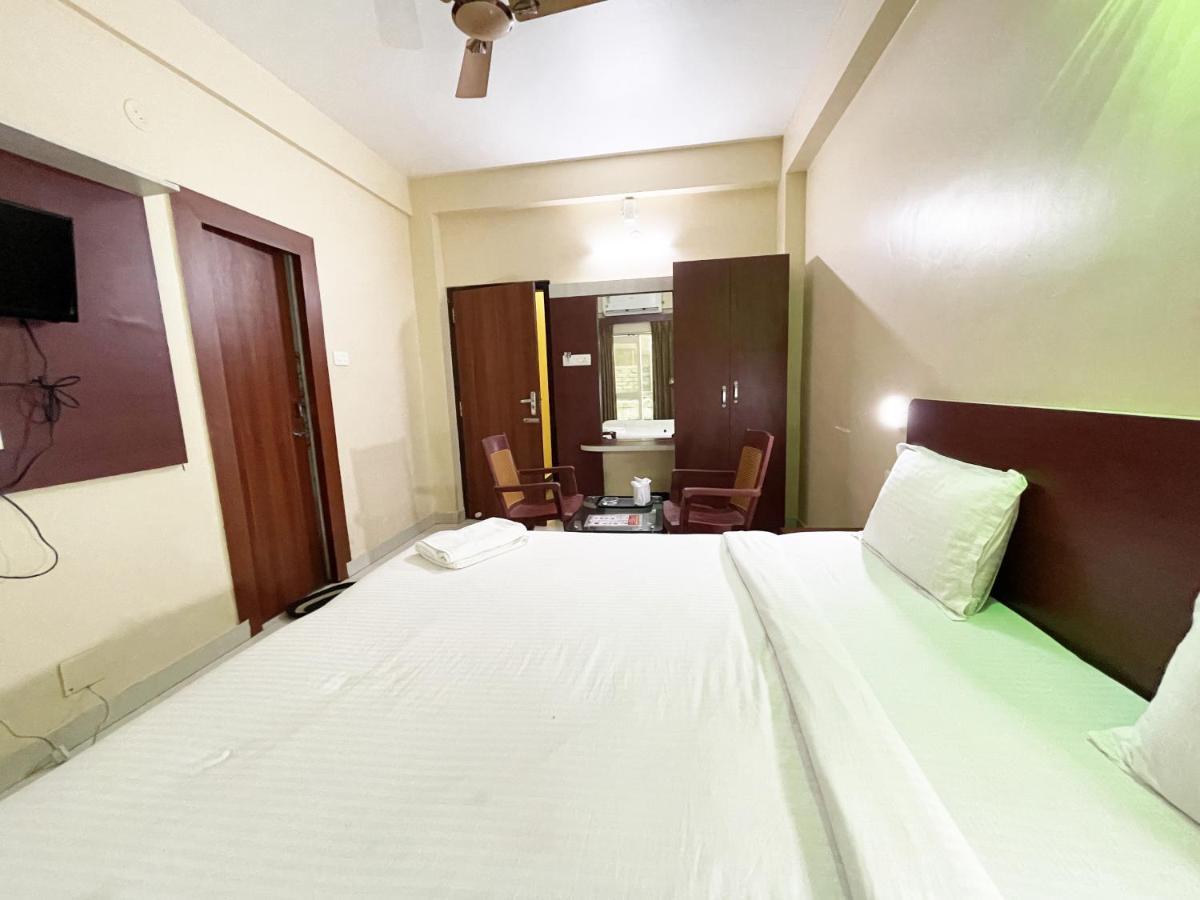 Hotel Golden Wave Puri Esterno foto