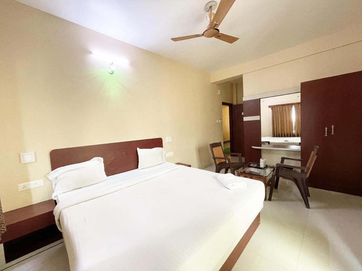 Hotel Golden Wave Puri Esterno foto