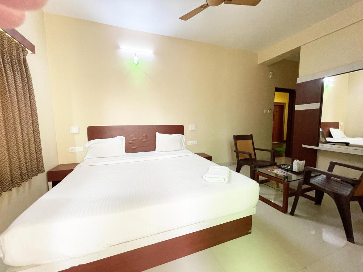 Hotel Golden Wave Puri Esterno foto