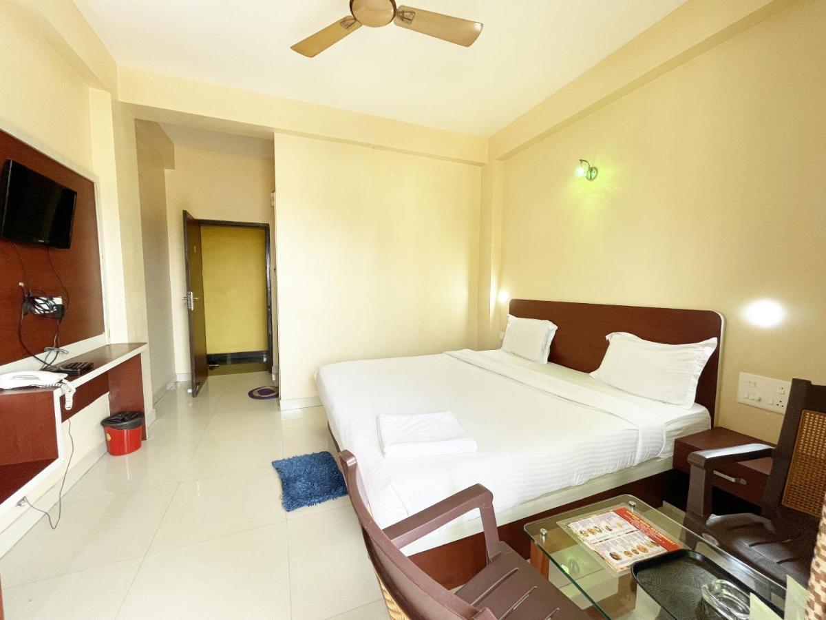 Hotel Golden Wave Puri Esterno foto