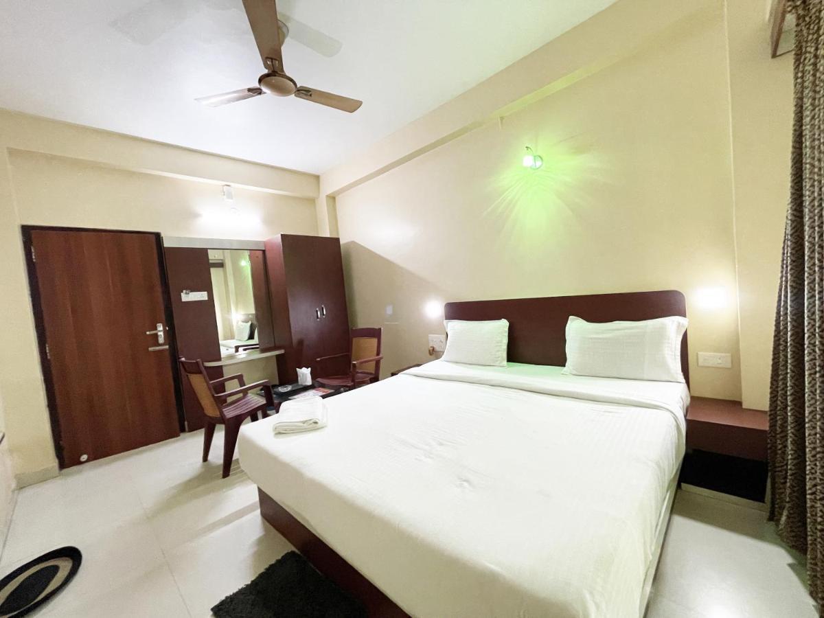 Hotel Golden Wave Puri Esterno foto