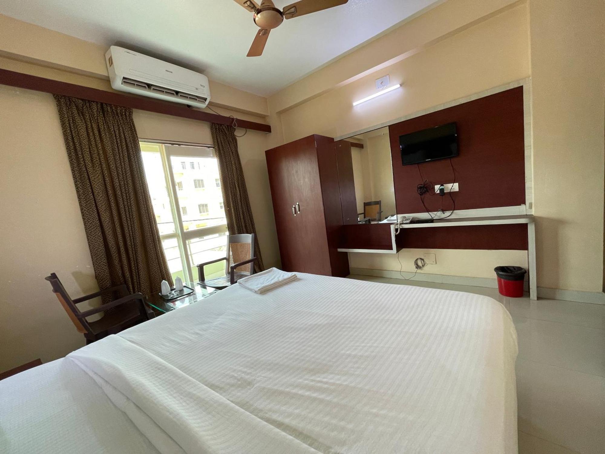 Hotel Golden Wave Puri Esterno foto