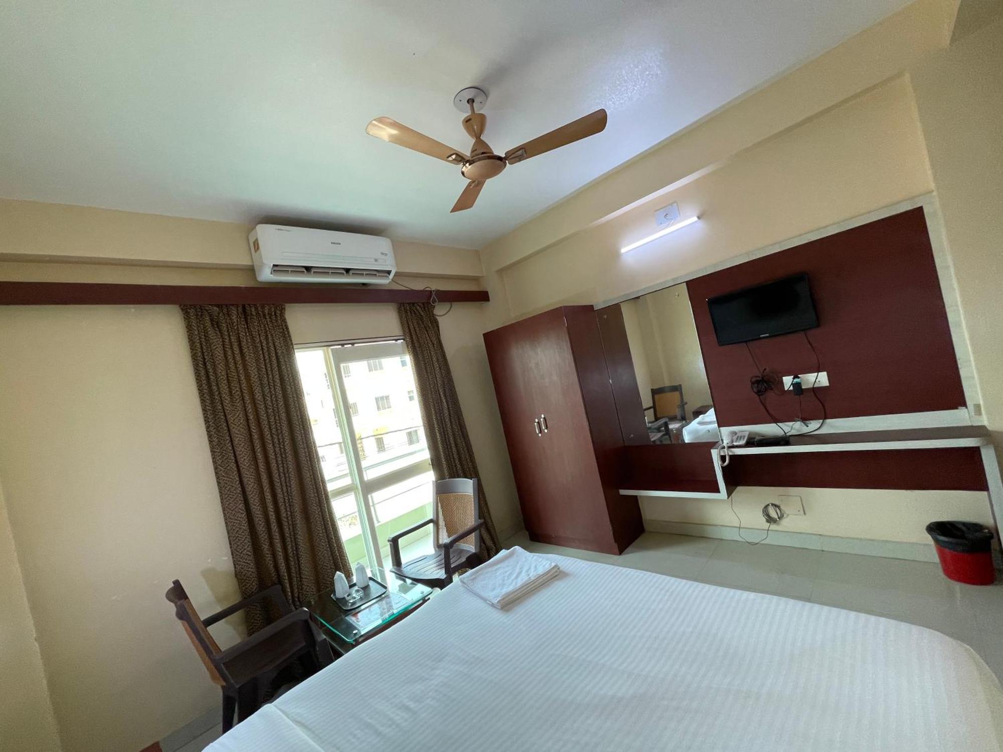Hotel Golden Wave Puri Esterno foto