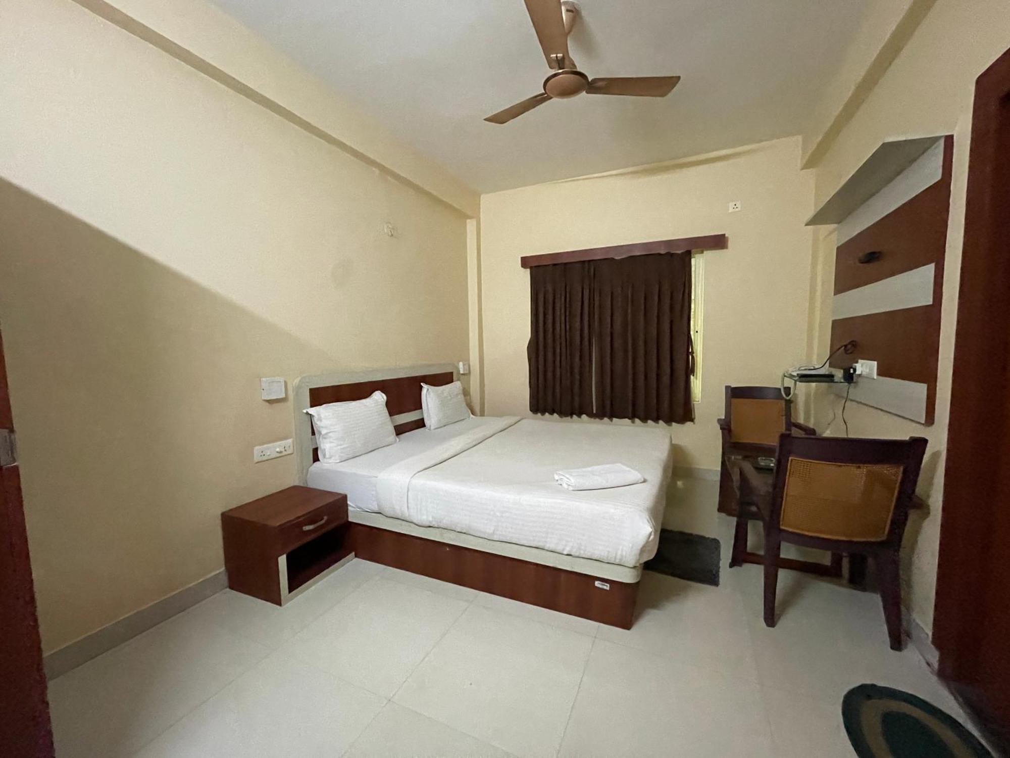 Hotel Golden Wave Puri Esterno foto