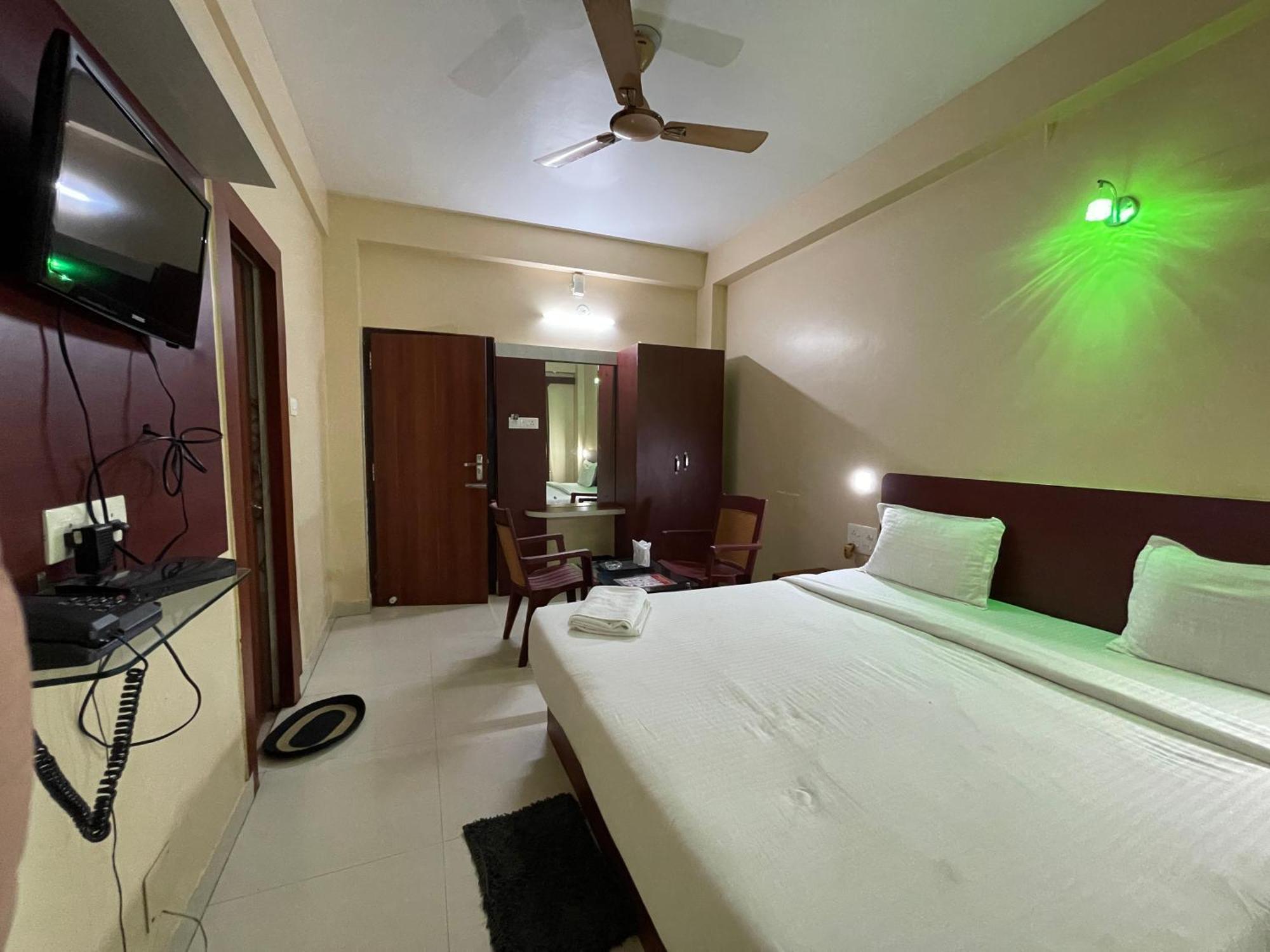 Hotel Golden Wave Puri Esterno foto